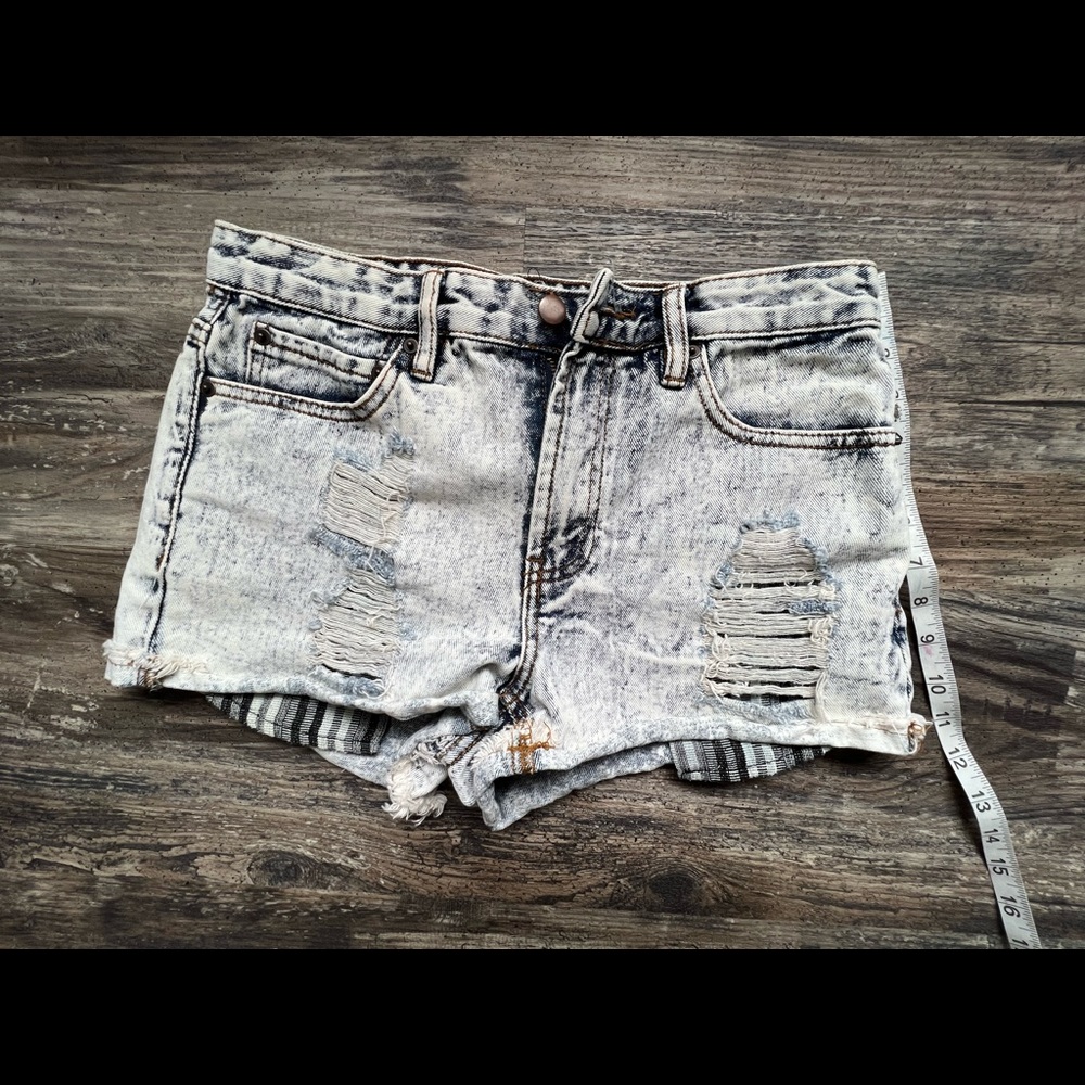 Forever 21 Acid washed Jean shorts great condition. Get your 90’s vibe on!!